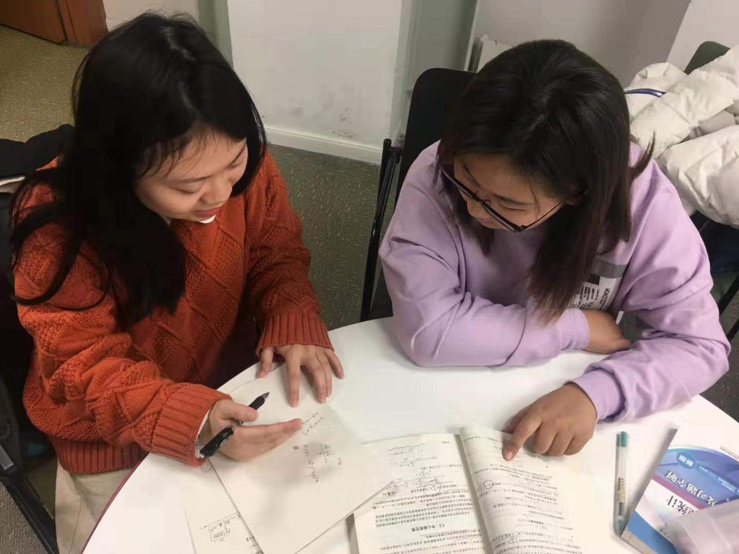 图片包含 餐桌, 室内, 人员, 笔记本电脑  描述已自动生成