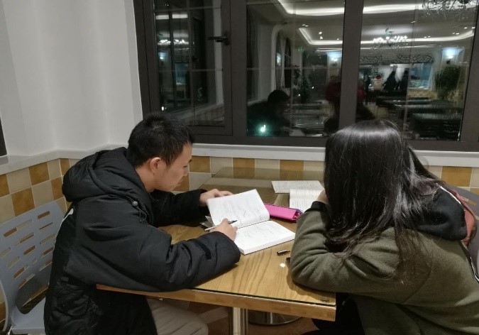 图片包含 人员, 室内, 就坐, 墙壁  描述已自动生成