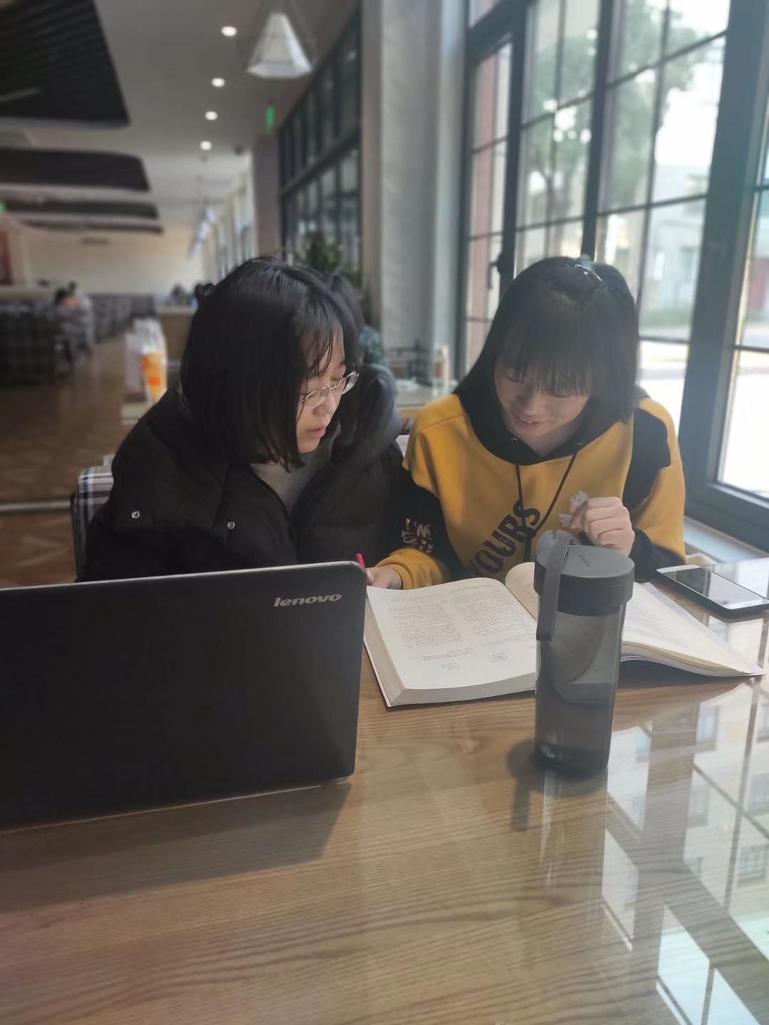 图片包含 餐桌, 室内, 人员, 孩子  描述已自动生成