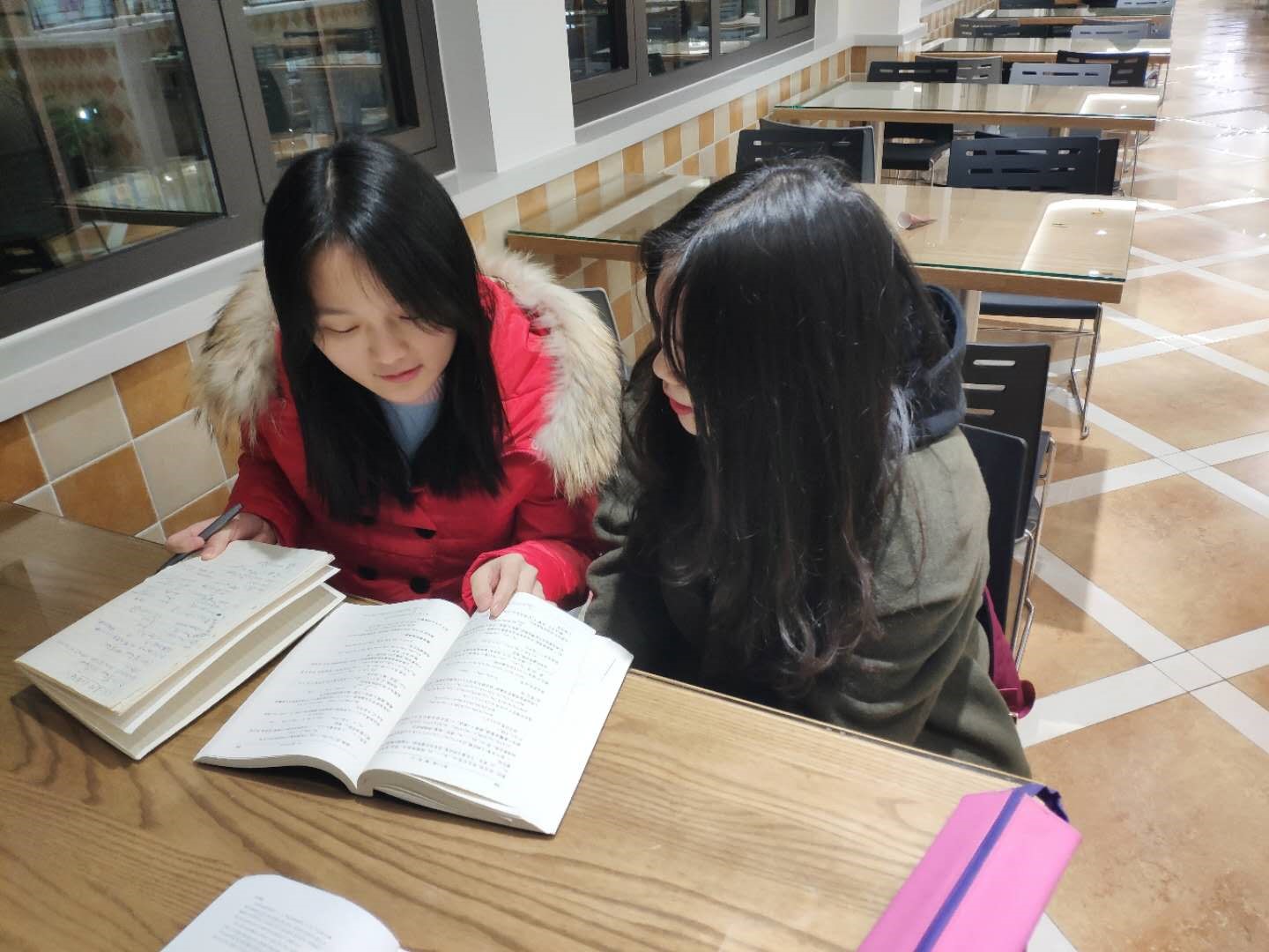 图片包含 室内, 人员, 地板  描述已自动生成