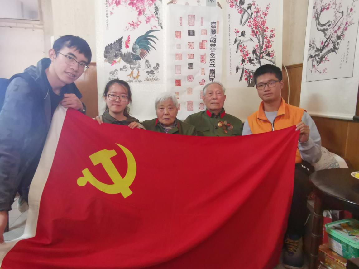 梁学文李巧芝首长和学生合影