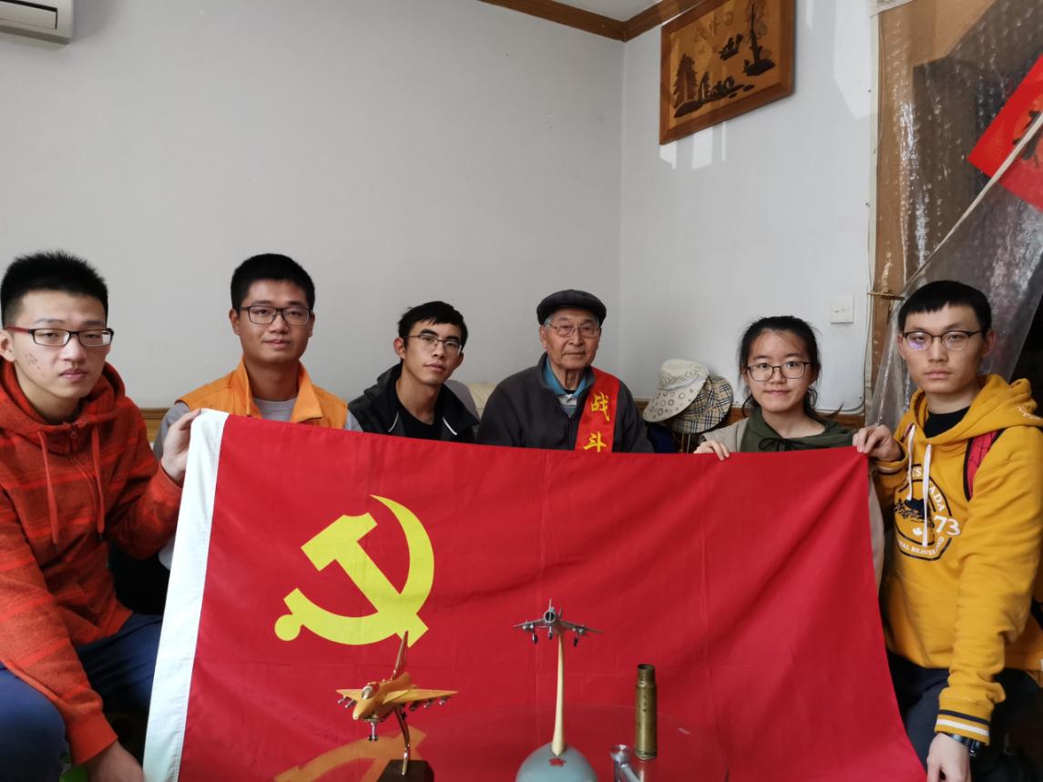 王首长和学生合影